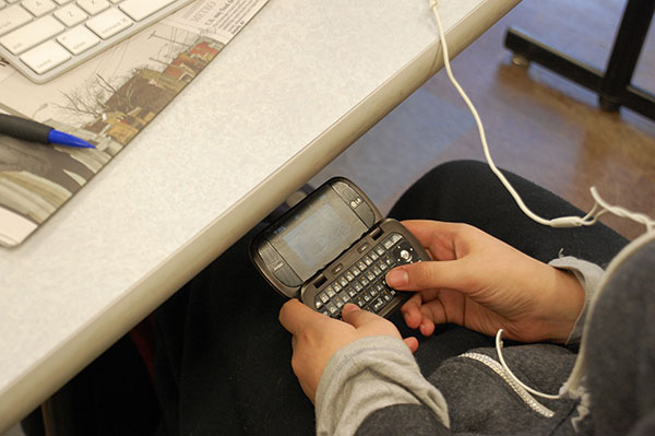 Students Should Comply With New Cell Phone Crackdown