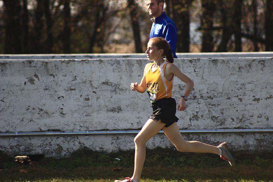 Junior Leah Roter approaches the finish at the state meet. Photo by Jakin Wu.