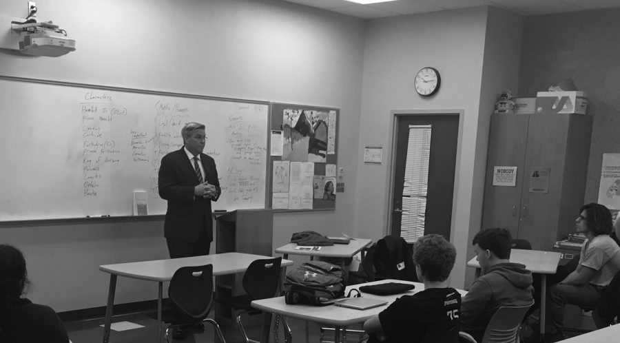 Duane Pohlman speaks to the journalism class about his work. Photo by Spencer Handlin.