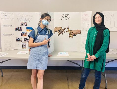 Sophomores Chengyu Li and Anah Khan recruit for the art club on Wednesday, Sept. 7.