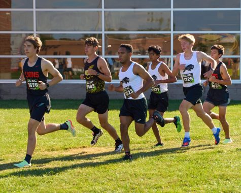 Team Captain Vincent Crenshaw with juniors Probir Mukherjee and Max Kuenzler compete at the Cardinal Invitational.