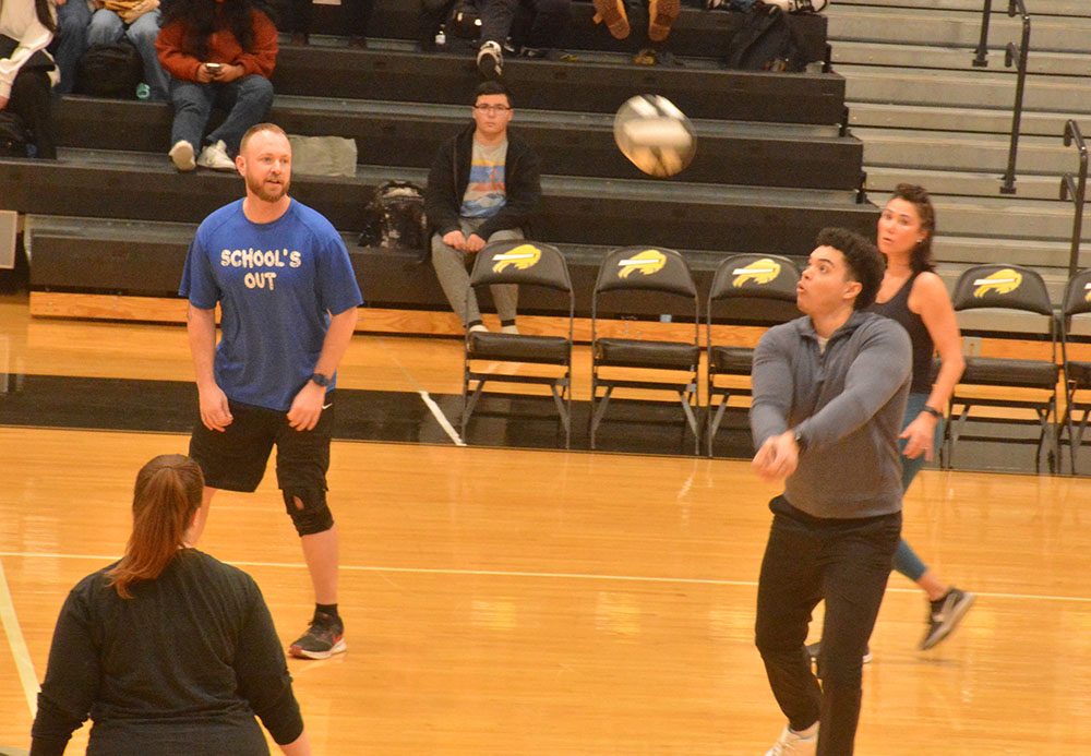 Freshmen Upset Sophomores and Seniors in Volleyball, Fall to Teachers in Close Match