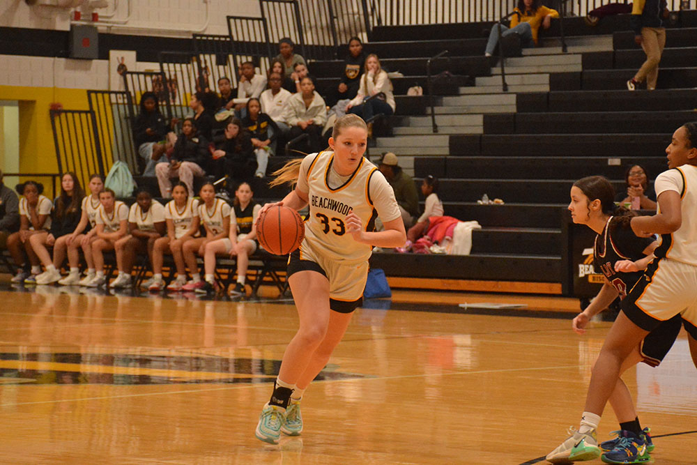 Aschkenasy dribbles to the net past Glenville defenders. 
