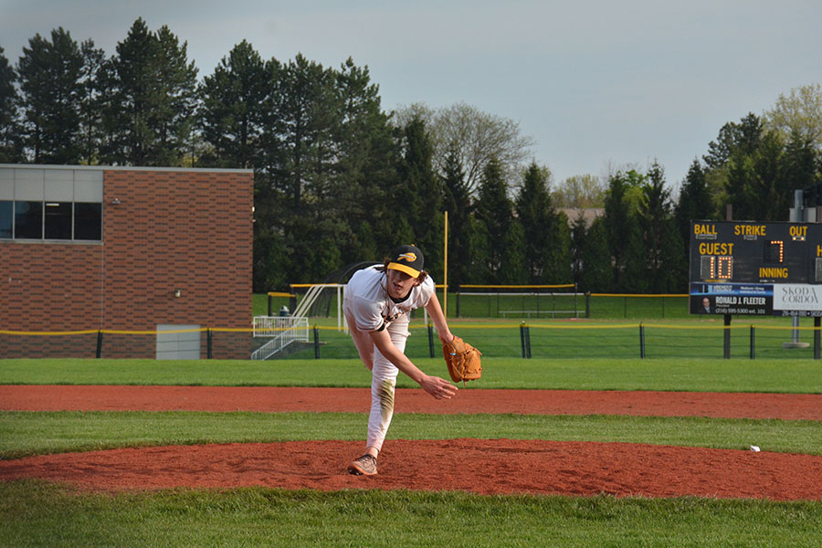 Junior pitcher Ethan Malek throws a strike.