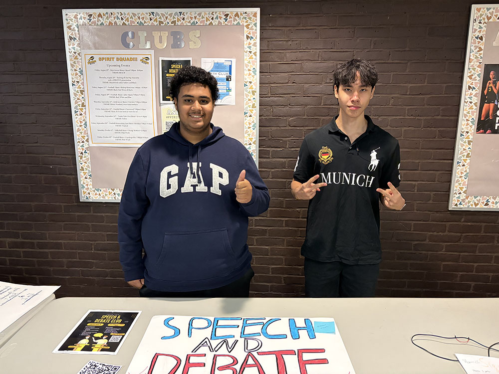 Student Leaders Recruit at Club Fair