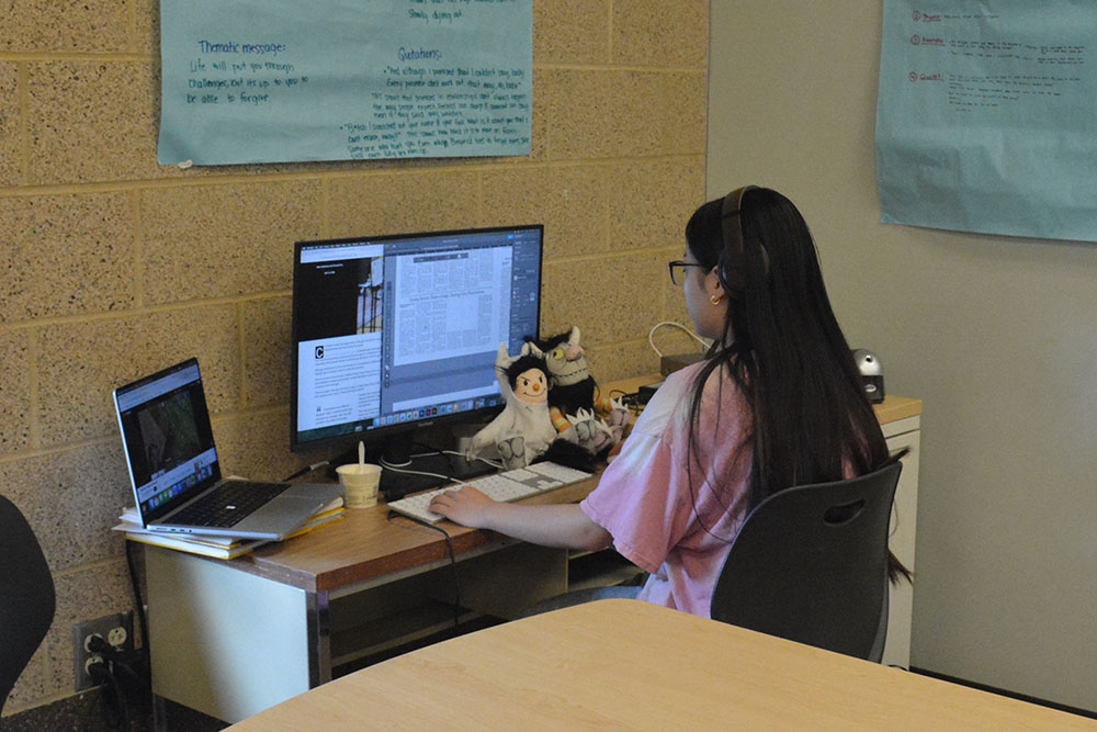 Editor-in-Chief Lyndia Zheng lays out the last print issue of the Beachcomber in room 166. 